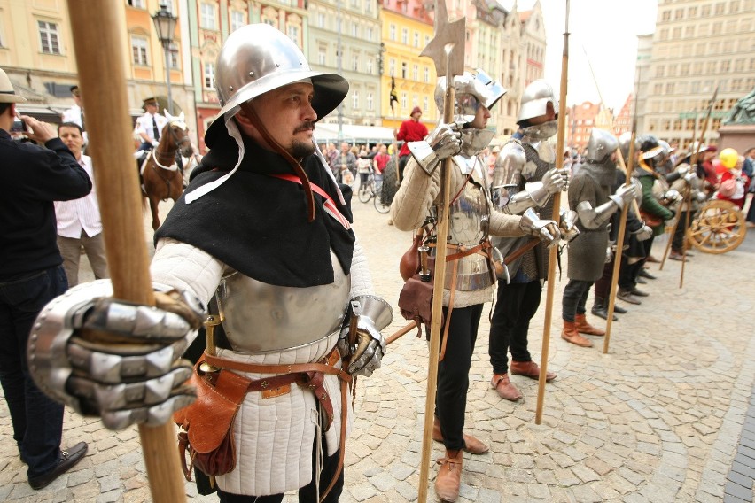 Święto Wrocławia. Salwa na Rynku, honory dla profesora Miodka i prezydent o kulach