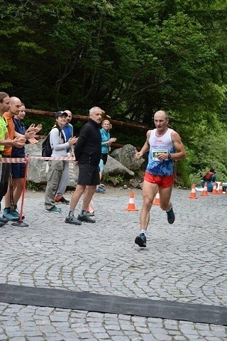 Piotr Koń podczas biegu górskiego.