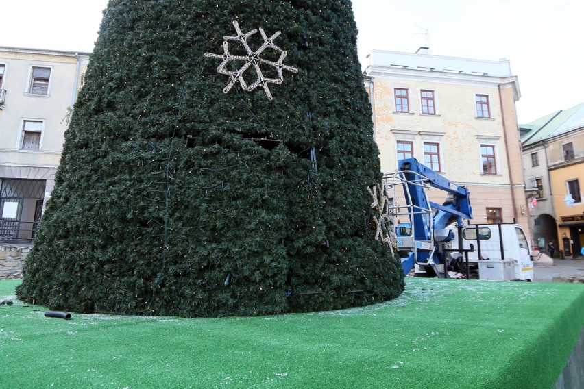 Lublin stroi się już na święta. Przyjechały choinki, szopka, a na deptaku pojawiły się iluminacje 