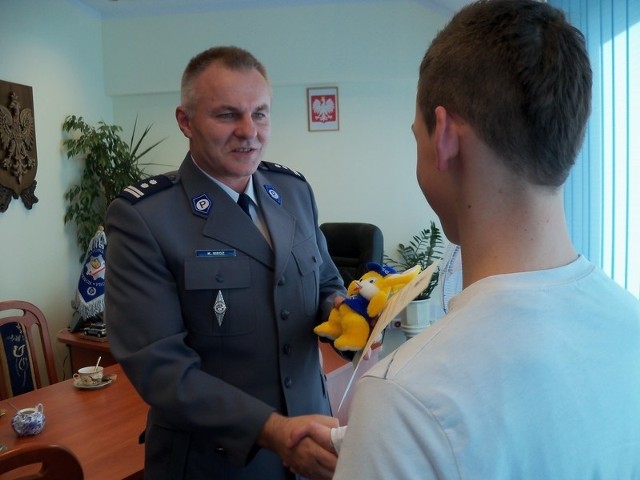 Komendant Krzysztof Mróz gratuluje Bartkowi postawy.