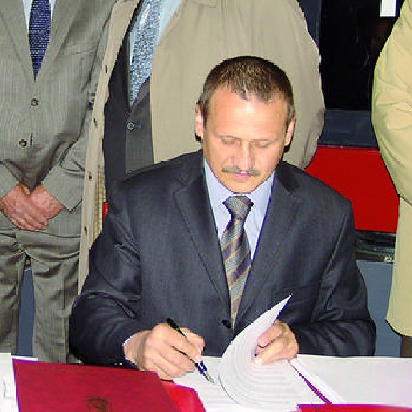 W maju tego roku Pesa podpisała w Warszawie historyczny kontrakt wart 1,497 mld zł. Wyprodukuje dla Warszawy 186 tramwajów. Prezes Tomasz Zaboklicki podpisuje umowę