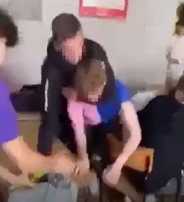 Szokujące nagranie z liceum w Częstochowie. Brutalna bójka uczniów. Policja prowadzi postępowanie
