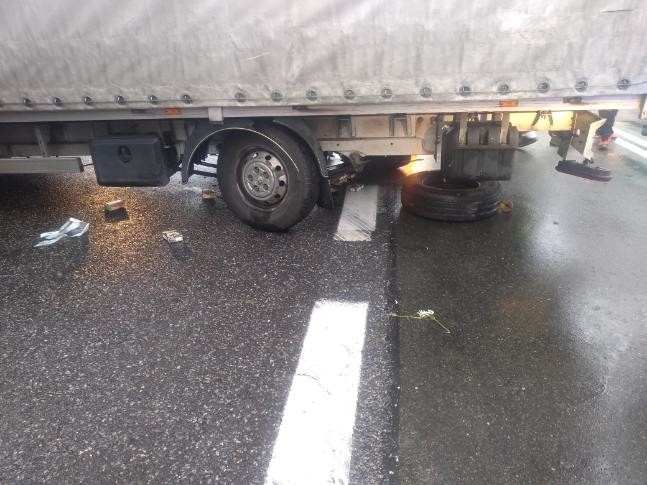 Wypadek trzech samochodów na węźle Kostomłoty przy autostradzie A4 