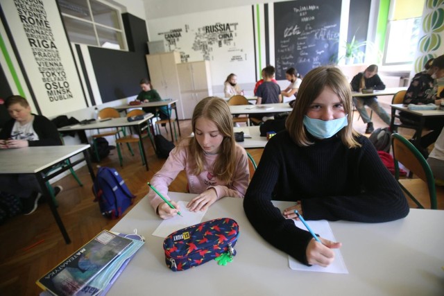 W poniedziałek 10 stycznia br., uczniowie łódzkich szkół wracają do stacjonarnej nauki. Po nauce zdalnej (od 20 grudnia ub. do 9 stycznia br.) z przerwą świąteczną i noworoczną (23 grudnia ub.r. -2 stycznia br.) - teraz mają uczyć się już normalnym trybie. Choć pandemia nie zwalnia, a w kraju przybywa chorych zakażonych wariantem Omikron, rząd nie przedłużył szkolnego lockdownu.