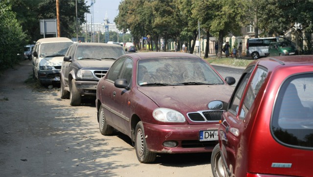 Na ul. Dyrekcyjnej tak jest od kilku tygodni. Inwestor i straż miejska twierdzą, że o niczym nie wiedzieli