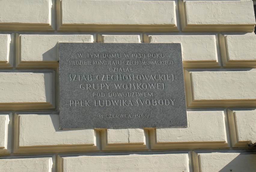 Kraków. Komunistyczne tablice pozostaną na zabytkach