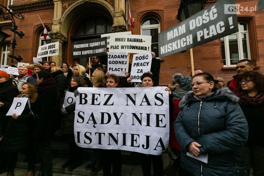 Protest urzędników sądowych w Szczecinie. Prezes sądu: bez tych ludzi sądy nie będą w ogóle działać 