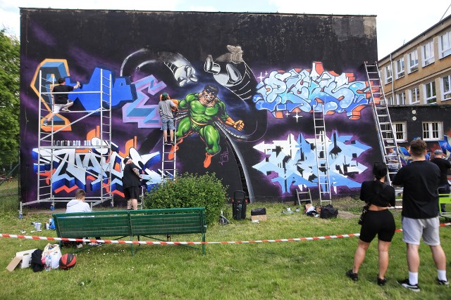 Festiwal Graffiti w ZSB w Poznaniu. Artyści namalowali swoje prace na murach szkoły.