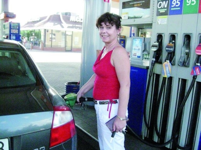 &#8211; Od ceny ważniejsza jest jakość paliwa. Jeśli tania benzyna byłaby tak samo dobra, jak ta, którą mamy teraz, tankowałabym samochód po 40 gr za litr! &#8211; mówi ucieszona perspektywą oszczędności Jolanta Baranowska z Łomży.