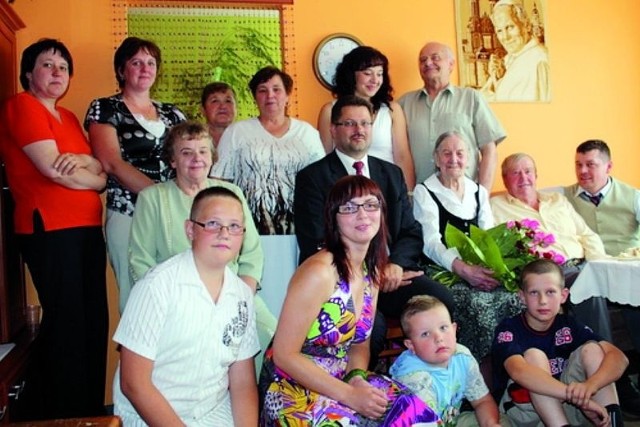 Romualda Melania Chrostowska (na zdj. z kwiatami) świętowała wspólnie z dwoma synami i córką