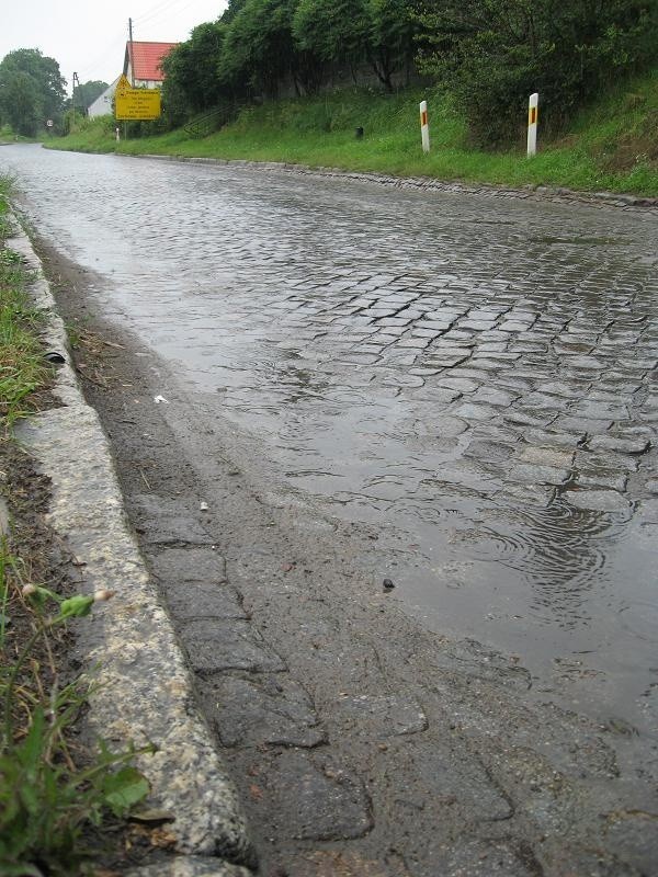 Na drodze w Kleśnie powstanie przede wszystkim nowa nawierzchnia. Fatalną kostkę brukową zastąpi równy asfalt.