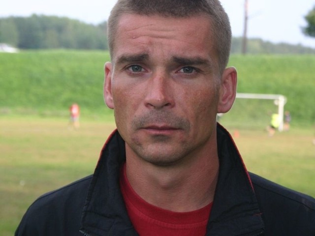 Rafał Sokołowski jest sędzią piłkarskim i od lat pomaga niepełnosprawnym sportowcom. Na fotografii podczas jednej z imprez Olimpiad Specjalnych w trakcie zabawy integracyjnej.