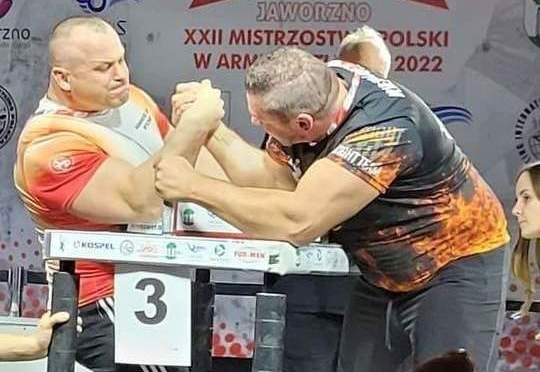 Makowski policjant medalistą XXII Mistrzostw Polski w Armwrestlingu w Jaworznie, 9-10.04.2022