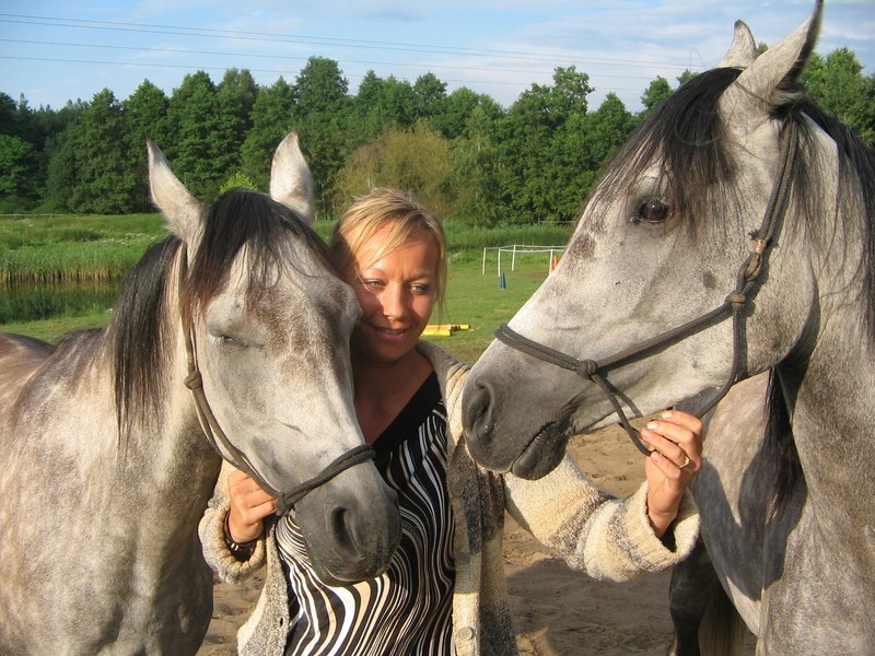 Magdalena Jaskuła prowadzi szkółkę jeździecką we wsi Klamry...