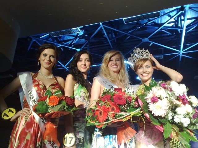 Martyna Adamiak (pierwsza z prawej), Miss Polonia Województwa Podlaskiego 2011 wraz z wyróżnionymi koleżankami