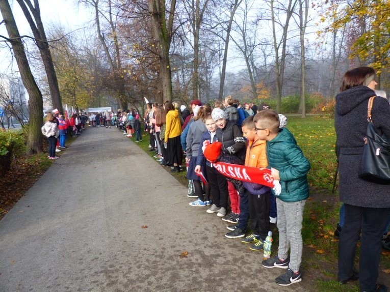 100 biegaczy na 100-lecie. W PSP 13 Radom uczniowie godnie i na sportowo uczcili okrągłą rocznicę odzyskania niepodległości (ZDJĘCIA)