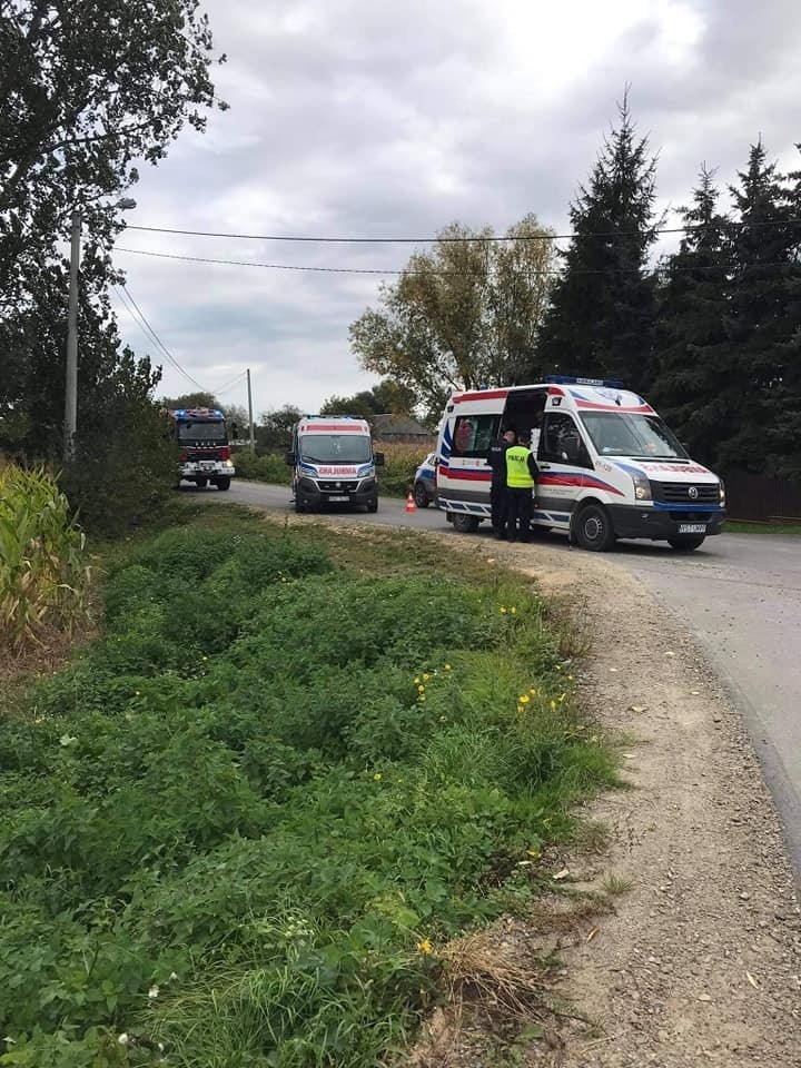 Groźny wypadek w Chwałowicach. Zakleszczoną w samochodzie osobę uwolnili dopiero strażacy (ZDJĘCIA)