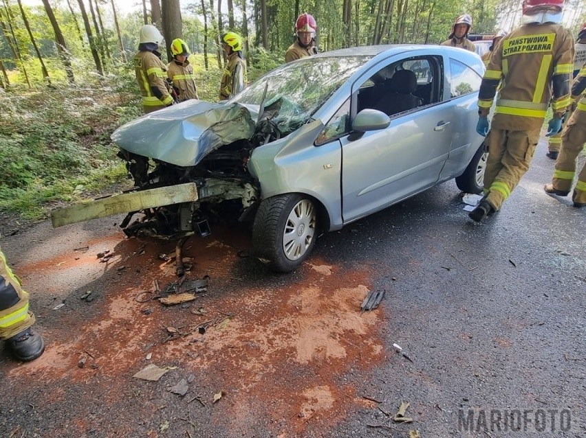 Niedziela, 10.07. Osobowy opel uderzył w drzewo na trasie...