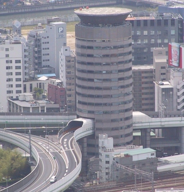Jeden z wielu zdumiewających obrazków w Osace - autostrada w środku wieżowca. Fot. Dawid Łukasik