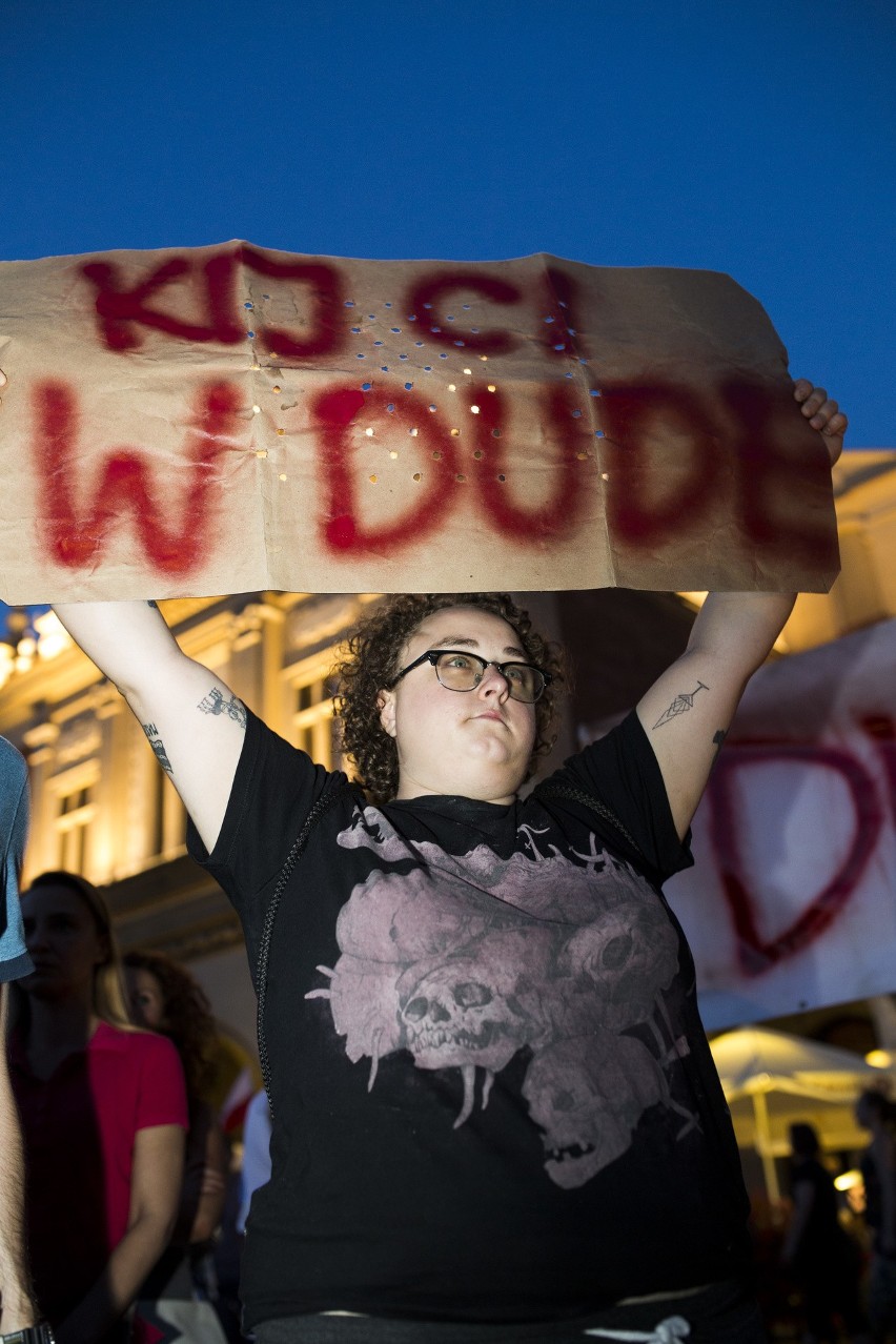 "Obudź się, grozi nam dyktatura". Protest opozycji w Krakowie [ZDJĘCIA]