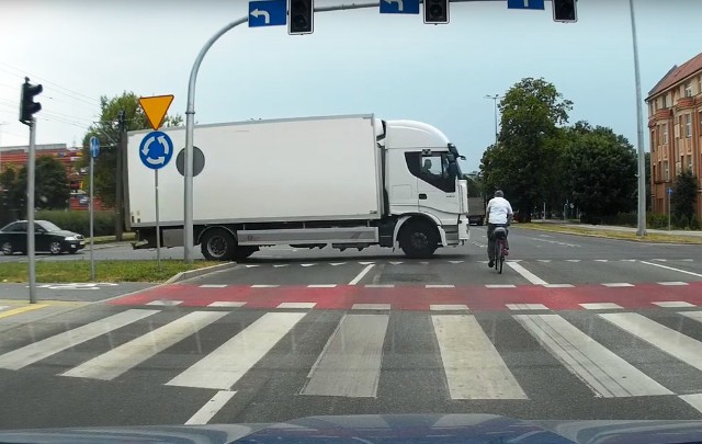 Rowerzysta - dzięki temu, że przejechał na czerwonym - zyskał kilka cennych sekund. Nie wyglądało jednak, by gdzieś się spieszył. Może uznał, że sygnalizacja dotyczy tylko kierowców aut?