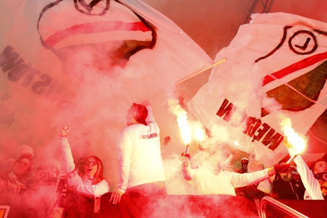 Porażki w Warszawie nie oczekiwał nikt z kibiców i piłkarzy. Legia podejmowała Stal Mielec, która była z góry skazana na porażkę. I nawet mimo prowadzenia gospodarzy to zespół z Mielca wywiózł trzy punkty. Kibice stołecznego klubu byli wściekli. Już w trakcie spotkanie, gdy wynik przemawiał za gośćmi, skandowali masę przyśpiewek. "Co wy robicie, wy nasze barwy hańbicie!?" i "Legio grać, ku**a mać!" krzyczeli zagorzali fani na Żylecie.Na kolejnych stronach zdjęcia z meczu oraz kibiców. Aby je obejrzeć przesuń gestem lub strzałką