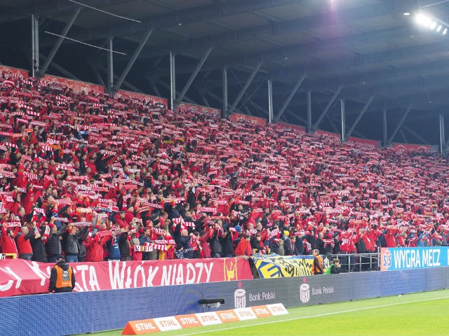 W sobotę o godz. 17.30 Widzew w pierwszym meczu rundy wiosennej zagra z Pogonią Szczecin. W jakim składzie zagrają łodzianie? Wydaje się, że trener Janusz Niedźwiedź ma już skład w głowie. Sprawdź, w jakim zestawieniu, naszym zdaniem, wystąpią piłkarze Widzewa. Czytaj dalej na kolejnych slajdach.