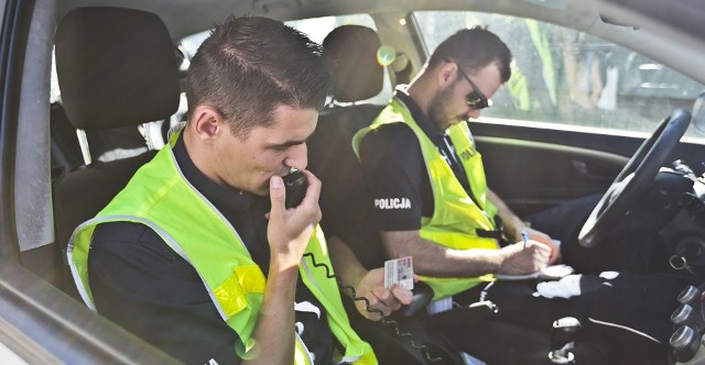 Patrol zielonogórskiej drogówki zatrzymał do kontroli renault thalię. Za kierownicą siedział mężczyzna bez prawa jazdy, właściciel siedział obok, bo był pijany. Wieźli dwie autostopowiczki. Wracali z Woodstocku do Wrocławia.