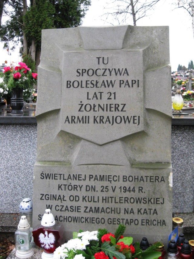 Grób Bolesława Papiego na parafialnym cmentarzu przy ul. Zgodnej w Starachowicach