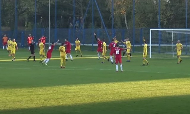 Piłkarze Odry domagają się rzutu karnego, arbiter wskazuje na środek boiska.