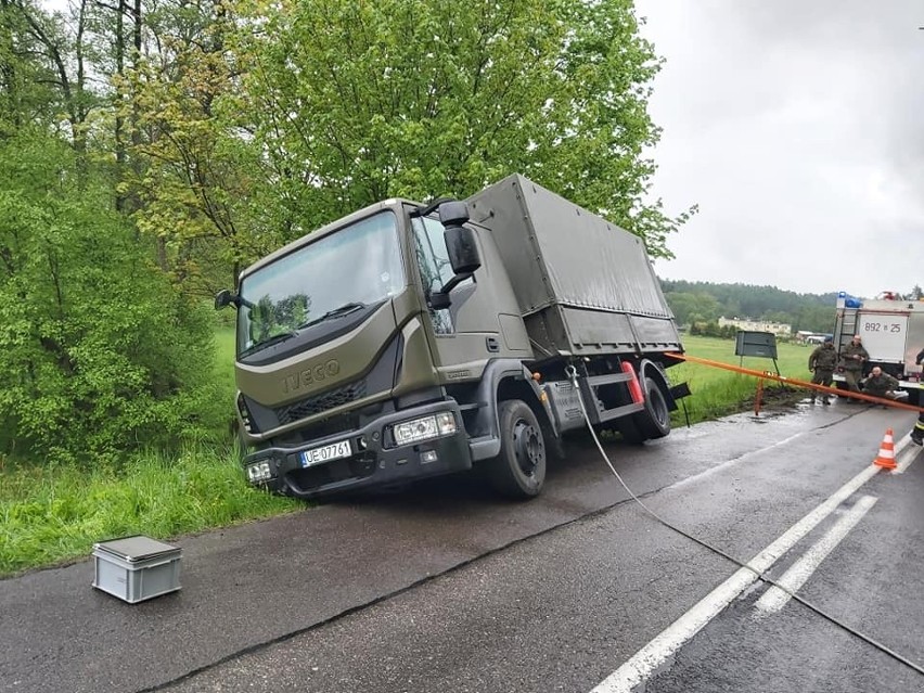 Wojskowy pojazd zsunął się z drogi i zawisł na skarpie.