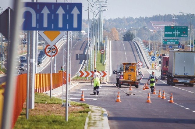 Na nowych jezdniach w kilku miejscach malowane jest jeszcze oznakowanie poziome