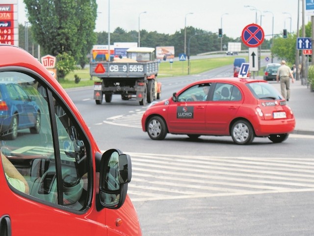 Podczas egzaminu państwowego na ulicach miasta może zdarzyć się wiele - ryzyko wynika z niedoświadczenia kursantów i dużego natężenia ruchu.