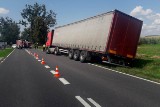 W Plewnie kierowca ciężarówki zagapił się i zjechał do rowu