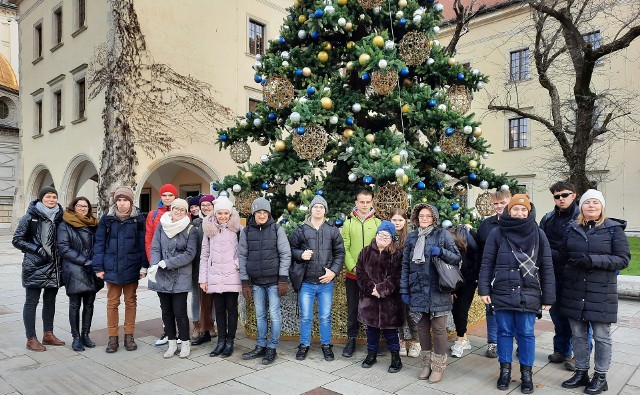 Na wycieczce w Krakowie uczniowie z Cudzynowic poczuli klimat zbliżających się świąt