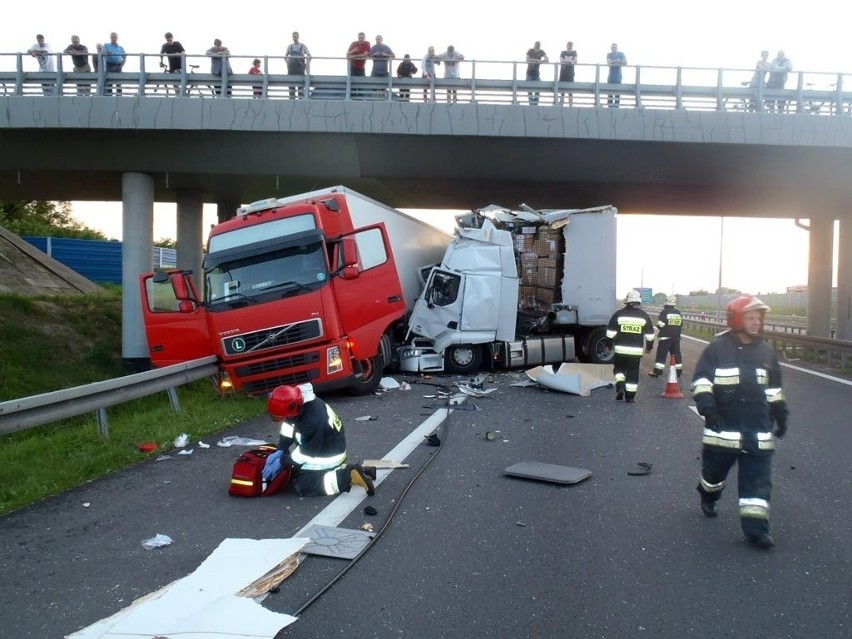 Września: Zderzenie ciężarówek na A2. Są ranni [ZDJĘCIA]