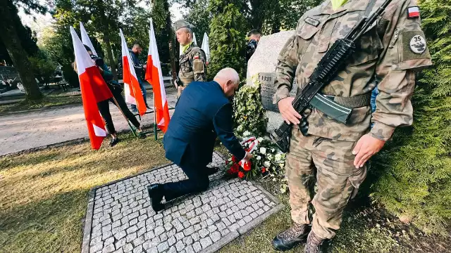 Obchody 84. rocznicy wybuchu II wojny światowej w Gorzowie. Pod pomnikiem ofiar tych tragicznych wydarzeń, kwiaty złożył wojewoda lubuski Władysław Dajczak.