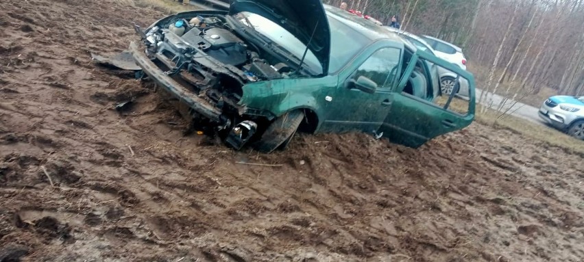 Wypadek w gminie Głowaczów pod Kozienicami. Samochód wypadł z drogi, kierowca został ranny