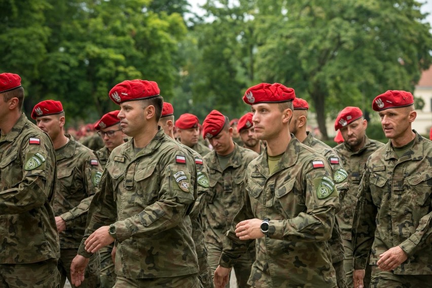 Kraków. Spadochroniarze w czerwonych beretach wrócili z Bałkanów i Ukrainy [GALERIA]