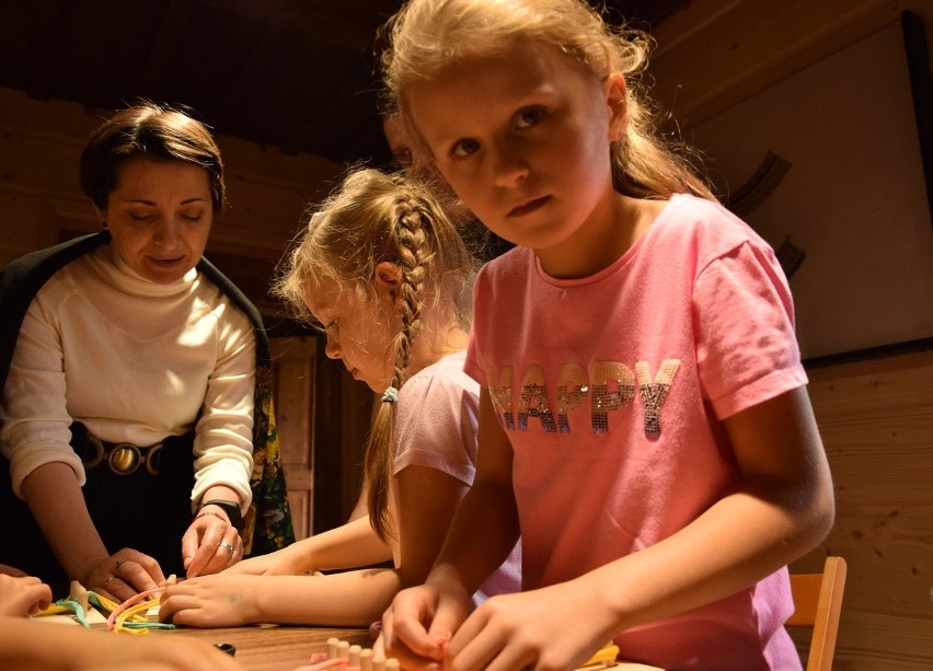 Warsztaty wszystkiego, co tylko można. Od pieczenia pizzy do rękodzieła. W Zagrodzie Maziarskiej dzieci uczyły się robić krajkę