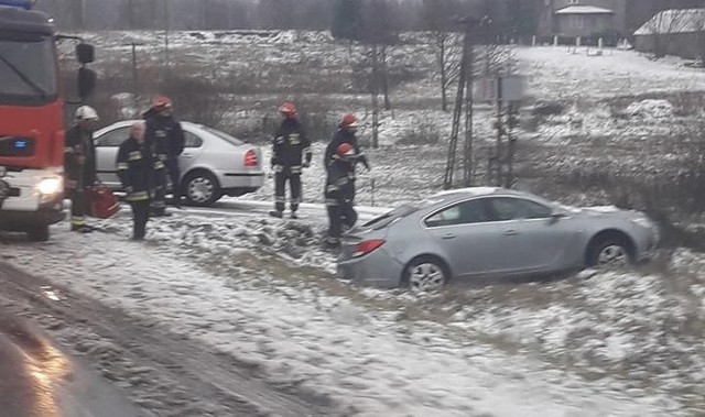 Śnieg zaskoczył kierowców w województwie podlaskim. Śliskie drogi są powodem wielu wypadków i kolizji. Strażacy mają ręce pełne roboty. Ponad 10 interwencji na drogach zanotowali od rana. Zdjęcia pochodzą ze strony: Kolizyjne PodlasieWięcej na ten temat czytaj TU: Atak zimy w Podlaskiem 2018. Śnieg zasypał drogi i chodniki