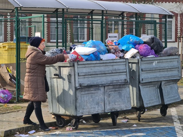 Lokatorzy rejonu ulicy 63. Pułku Piechoty na toruńskim lewobrzeżu problem śmieciowy mają od lat - zgłaszają.