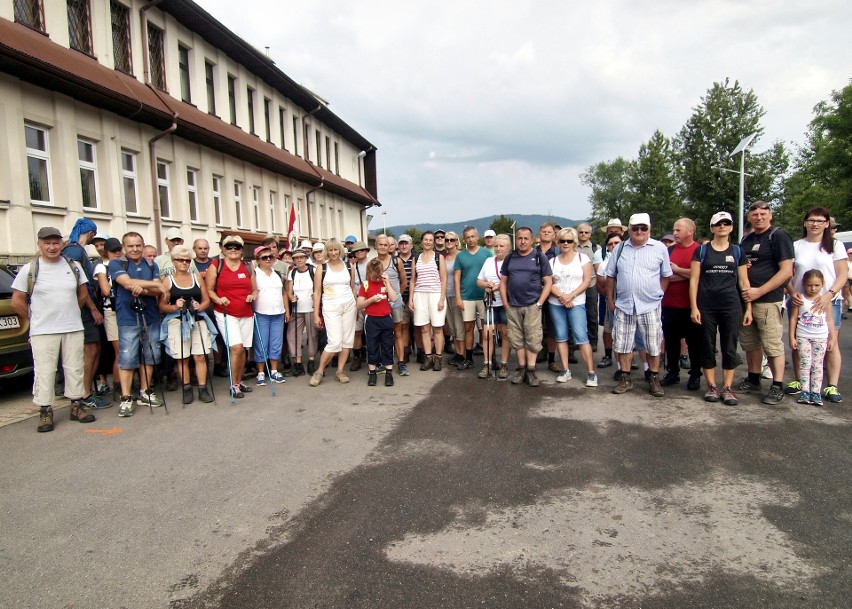 Odkryj Beskid Wyspowy. W niedzielny poranek wspięli się na Szczebel. Bardzo liczną grupę stanowili najmłodsi turyści [ZDJĘCIA]