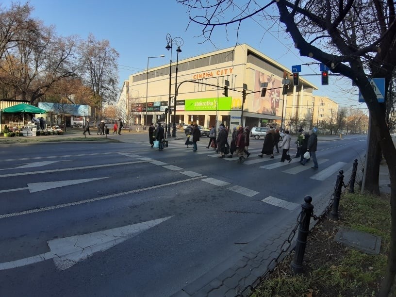 Wszystkich Świętych w Lublinie i woj. lubelskim. Sprawdzamy, co dzieje się w rejonie największych cmentarzy. Zobacz zdjęcia, śledź relację