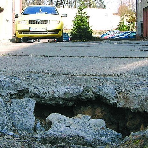 W takie dziury wpadają kierowcy na terenie miasteckiego szpitala.