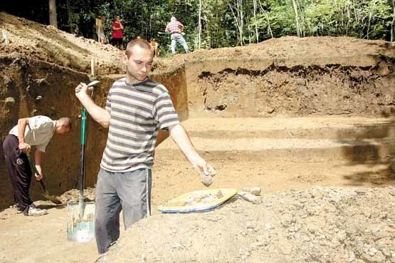 Archeolog Piotr Szmyd z Jasła skrzętnie odkłada wszystkie wykopane z ziemi skarby. - Każdy dzień przynosi jakieś niespodzianki - mówi.