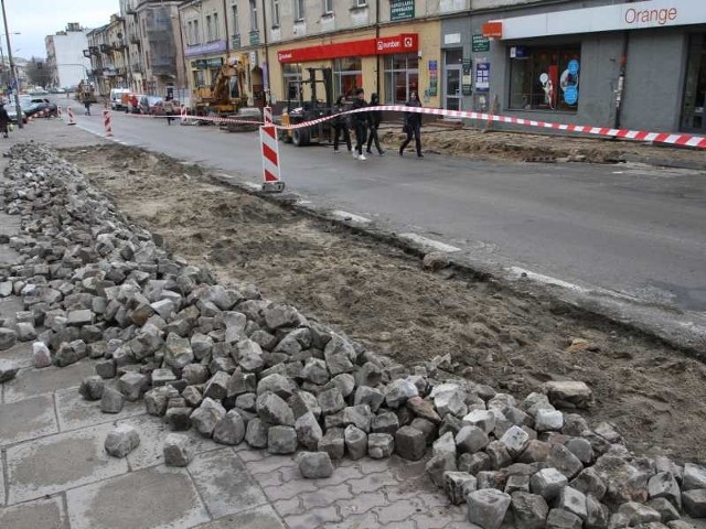 Na ulicy Warszawskiej w Kielcach, na odcinku od IX Wieków do Orlej rozpoczął się remont, ale kierowcy mogą tędy przejechać. 