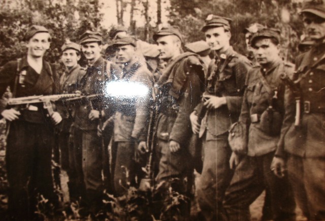 Sierpień 1945 rok, Starachowice. Drugi od prawej Józef Marian Pastuszka w oddziale “Szarego”.