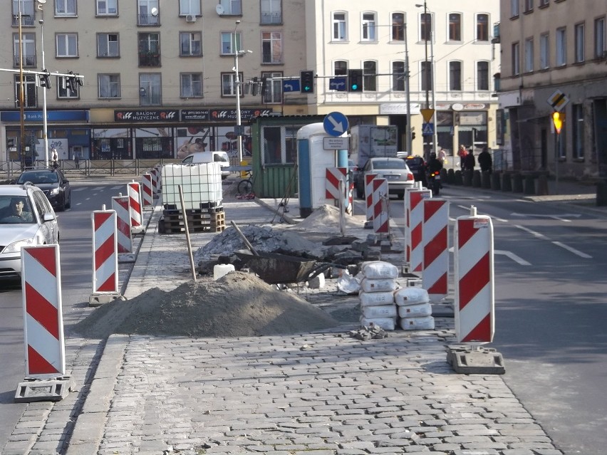 Wrocław: Nieczynny przystanek przy Zielińskiego. Drogowcy wymieniają kostkę (ZDJĘCIA)