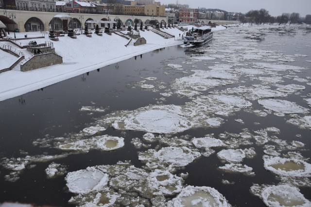 Przedłużający się okres minusowych temperatur sprawia, że coraz zimniejsza staje się przepływająca przez Gorzów i północną część Ziemi Lubuskiej rzeka Warta. Jeszcze nie jest ona zamarznięta, ale w ostatnim czasie pojawił się na niej śryż. Przypomnijmy, śryż to początkowa postać lodu, który powstaje w rzece, gdy temperatura wody jest już nieznacznie poniżej zera.Co ważne, wody w Warcie nie przybywa. Wręcz przeciwnie. O ile w niedzielny poranek (7 lutego) o 8.40 stan wody w Gorzowie wynosił 325 cm), o tyle we wtorkowe popołudnie (9 lutego) o 14.40 rzeka była już na poziomie 312 cm.Czytaj również:Ulica Fredry jak rwący potok. Na os. Staszica doszło do dużej awarii